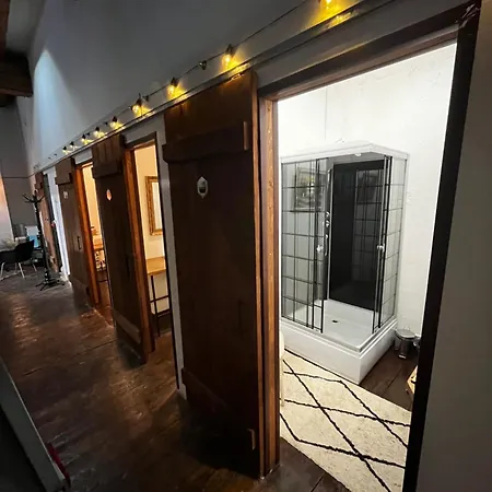 ホテル Urban Glamping リガ